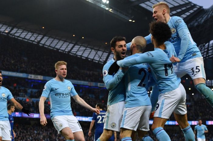  Gelandang Manchester City, Bernardo Silva (tengah), merayakan golnya bersama rekan setim dalam laga Liga Inggris kontra Chelsea di Stadion Etihad, Manchester, pada 4 Maret 2018. 