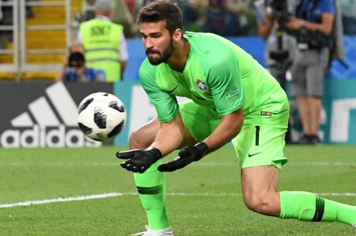  Kiper timnas Brasil, Alisson Becker, beraksi dalam partai fase grup Piala Dunia 2018 lawan Serbia di Spartak Stadium Moskva, 27 Juni 2018. 