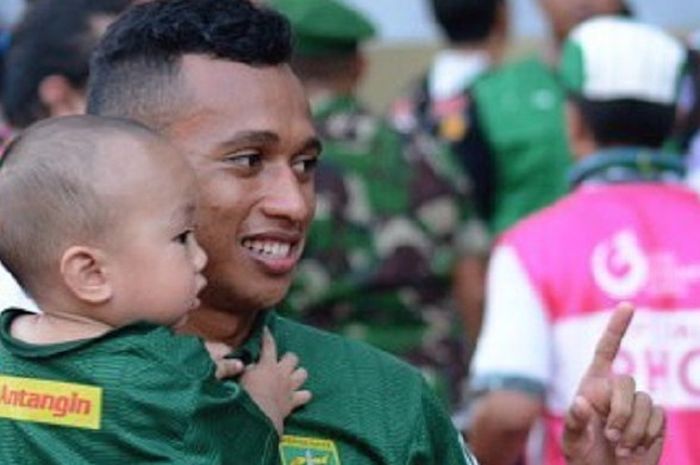 Irfan Jaya saat menggendong anaknya.