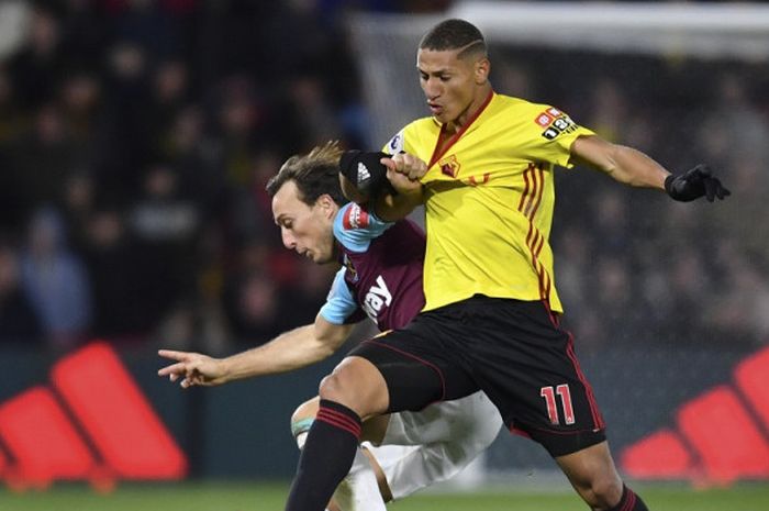 Gelandang West Ham United, Mark Noble (kiri), berduel dengan pemain Watford, Richarlison de Andrade, dalam laga Liga Inggris di Stadion Vicarage Road, Watford, pada 19 November 2017.