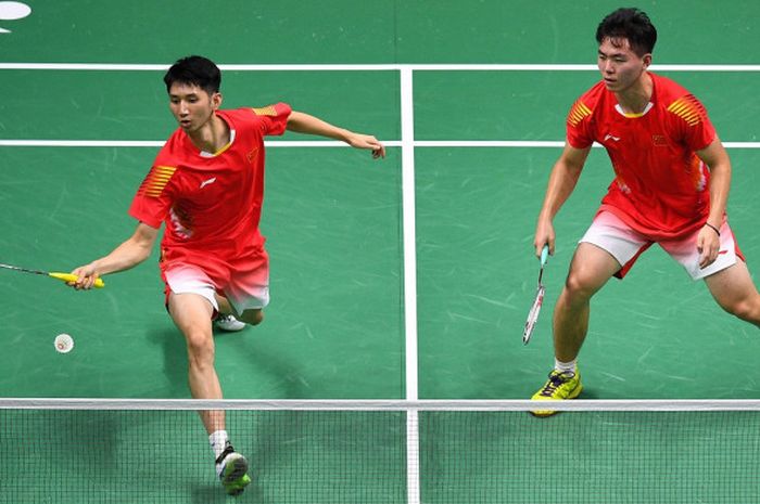 Pasangan ganda putra Han Chengkai (kanan)/Zhou Haodong of China saat menjalani laga melawan Milosz Bochat/Adam Cwalina (Polandia) pada babak kesatu Kejuaraan Dunia 2018 yang berlangsung di Nanjing Olympic Sports Centre, Nanjing, China, Senin (30/7/2018).