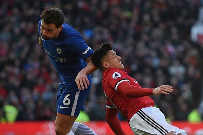 Penyerang Manchester United, Alexis Sanchez, berduel dengan gelandang Chelsea, Danny Drinkwater, pada pekan ke-28 Liga Inggris, Minggu (25/2/2018) di Stadion Old Trafford, Manchester.