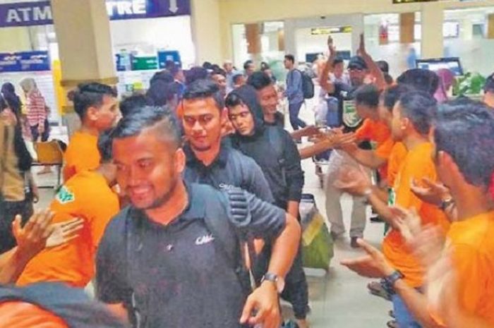 Suporter Aceh United, Poemeurah, menyambut para pemain di Bandara Internasional Sultan Iskandar Muda Blang Bintang Aceh Besar, Senin (14./5/2018)