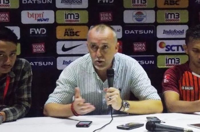 Pelatih Pusamania Borneo FC, Dragan Djukanovic (tengah) dalam jumpa pers pasca laga timnya kontra tu