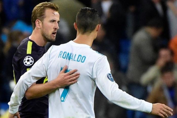 Harry Kane (kiri) dan Cristiano Ronaldo bertemu dalam partai Liga Champions antara Real Madrid dan Tottenham Hotspur di Santiago Bernabeu, Madrid, 17 Oktober 2017.