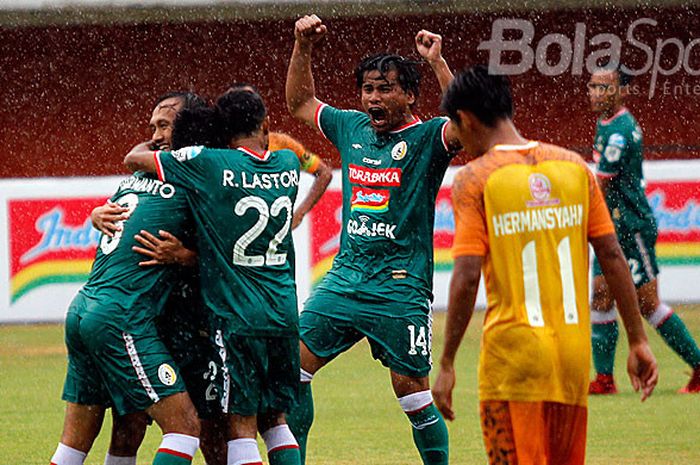     Pemain PSS Sleman merayakan gol yang dicetak Ichsan Pratama saat melawan Martapura FC dalam laga