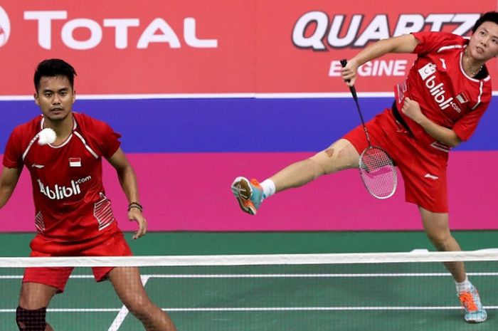 Pasangan ganda campuran Indonesia, Tontowi Ahmad/Liliyana Natsir, mengembalikan kok ke arah wakil Taiwan, Tseng Min Hao/Hu Ling Fang, pada babak kedua Kejuaraan Dunia 2017 yang digelar di Emirates Arena Glasgow, Selasa (22/8/2017).