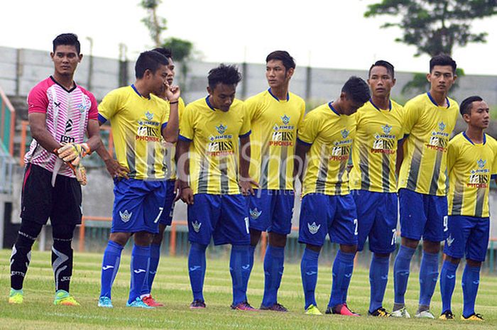 Pemain-pemain Persegres Gresik United sebelum menjalani laga uji coba kontra Semen Gresik, Rabu (28/2/2018) di Stadion Gelora Joko Samudro.