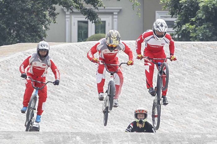 Rio Akbar, Toni Syarifudin, dan I Gusti Bagus Saputra, para pebalap sepeda BMX pelatnas yang menjala