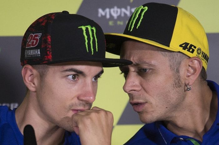 Dua pebalap MotoGP dari tim Movistar Yamaha, Maverick Vinales (kiri) dan Valentino Rossi, berbincang-bincang pada sesi konferensi pers di Catalunya, Spanyol, 8 Juni 2017.