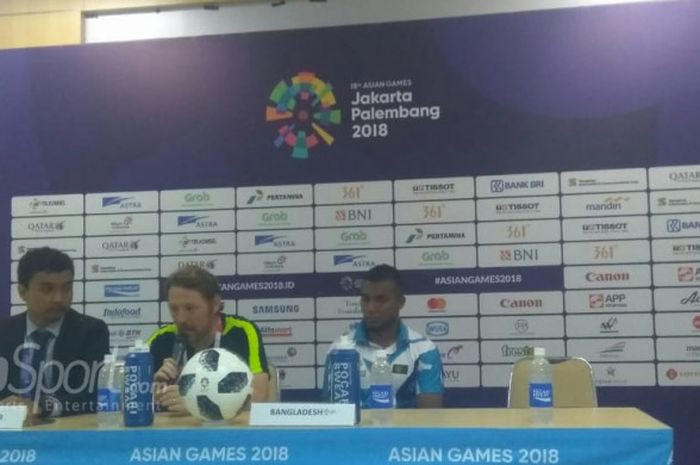 Pelatih dan pemain timnas Bangladesh, Day James serta Bhuyan Jamal saat memberikan keterangan pers seusai laga kontra timnas U-23 Uzbekistan pada partai matchday pertama Grup B cabang sepak bola Asian Games 2018 dan terlaksana di Stadion Pakansari, Kabupaten Bogor, Selasa (14/8/2018).