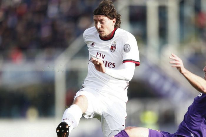 Gelandang AC Milan, Ricardo Montolivo, dalam laga melawan Fiorentina di Liga Italia, Sabtu, 30 Desember 2017