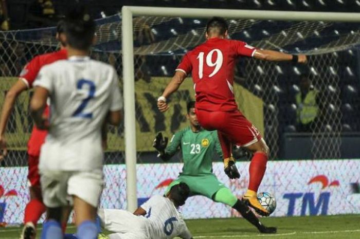 Penyerang timnas Korut, Park Kwang-ryon (19) melepas sepakan keras ke gawang timnas Malaysia yang dikawal kiper Hafizul Hakim pada laga Kualifikasi Piala Asia 2019 di Stadion New I-Mobile, Buriram, Thailand, 14 November 2017. 