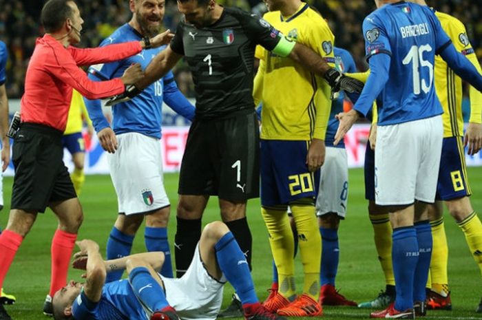 Bek timnas Italia, Leonardo Bonucci, mengalami patah hidung dalam laga kontra Swedia di Solna, Jumat (10/11/2017)