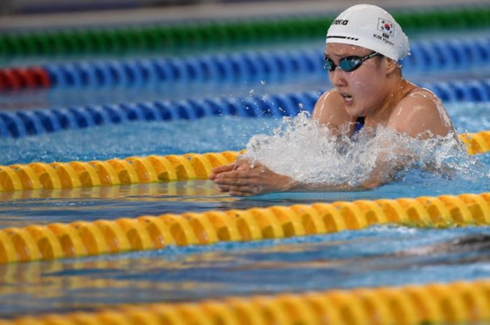 Atlet Korea Selatan, Kim Hye-jin, beraksi dalam perlombaan cabang renang gaya dada 100 meter di Asian Games 2018, Jakarta, 19 Agustus 2018.