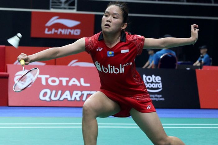 Pebulu tangkis tunggal putri Indonesia, Ruselli Hartawan, saat menjalani pertandingan melawan Busanan Ongbamrungphan (Thailand) pada babak kesatu turnamen Singapore Open 2018 di Singapore Indoor Stadium, Rabu (18/7/2018).