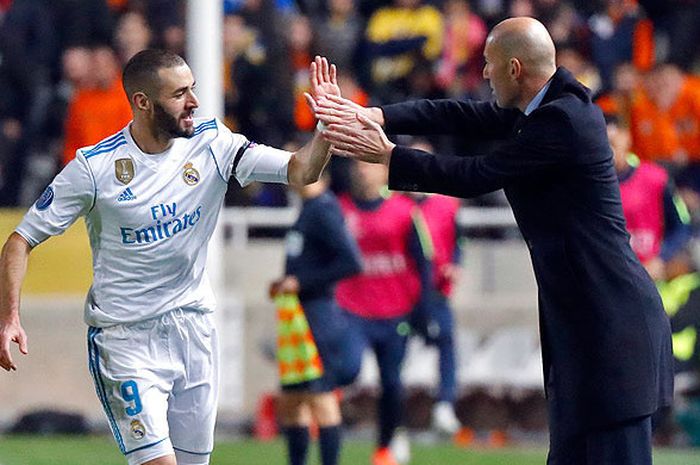 Penyerang Real Madrid, Karim Benzema (kiri), merayakan gol dengan pelatih Zinedine Zidane saat melawan Apoel FC dalam laga lanjutan Grup H Liga Champions 2017-2018 di Stadion GSP, Nicosia, Siprus, pada 21 November 2017.