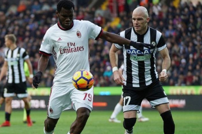 Pemain AC Milan, Franck Kessie, dalam laga kontra Udinese pada lanjutan Liga Italia di Dacia Arena, Minggu (4/2/2018),