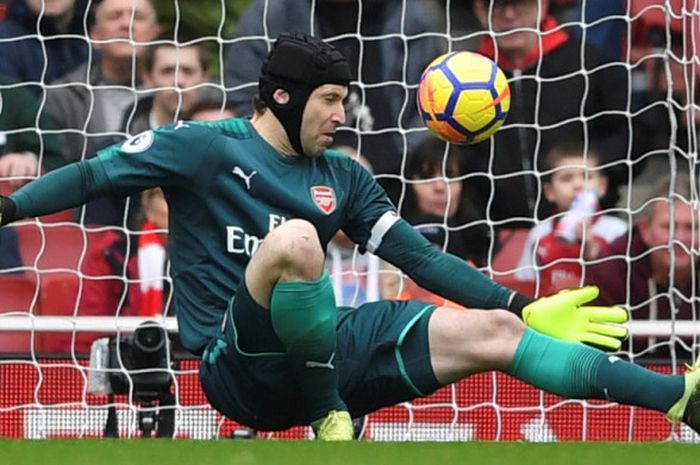 Kiper Arsenal Petr Cech menggagalkan penalti pemain Watford Troy Deeney dalam laga Liga Inggris di Stadion Emirates, London, 11 Maret 2018.