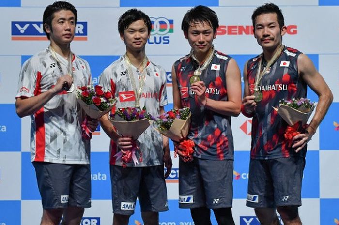 Pasangan ganda putra Jepang Hiroyukii Endo/Yuta Watanabe dan Takeshi Kamura/Keigo Sonoda berpose di podium seusai final Malaysia Open yang berlangsung di Axiata Arena, Bukit Jalil, Kuala Lumpur, Malaysia, Minggu (1/7/2018).