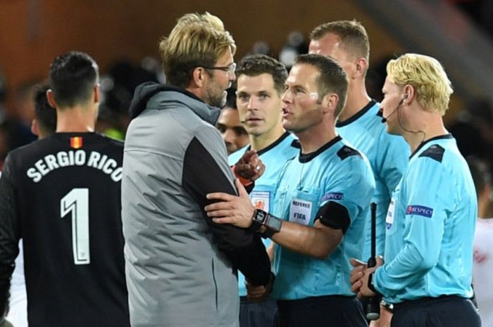 Manajer Liverpool FC, Juergen Klopp, berbicara dengan wasit seusai laga Grup E Liga Champions kontra Sevilla di Stadion Anfield, Liverpool, Inggris, Kamis (14/9/2017) dini hari WIB.