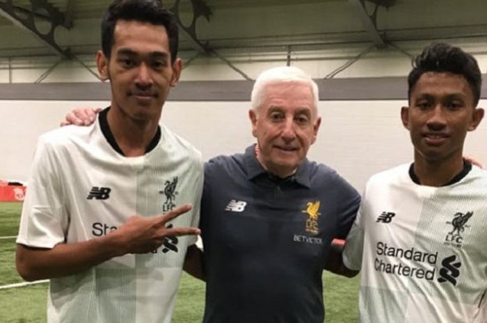 Perwakilan pemenang Standard Chartered Cup 2017, Aditya Dimas (kiri) dan Rivaldo Lucas (kanan) berpose bersama mantan pelatih Liverpool, Roy Evans, di lapangan Akademi Liverpool di Kirkby.