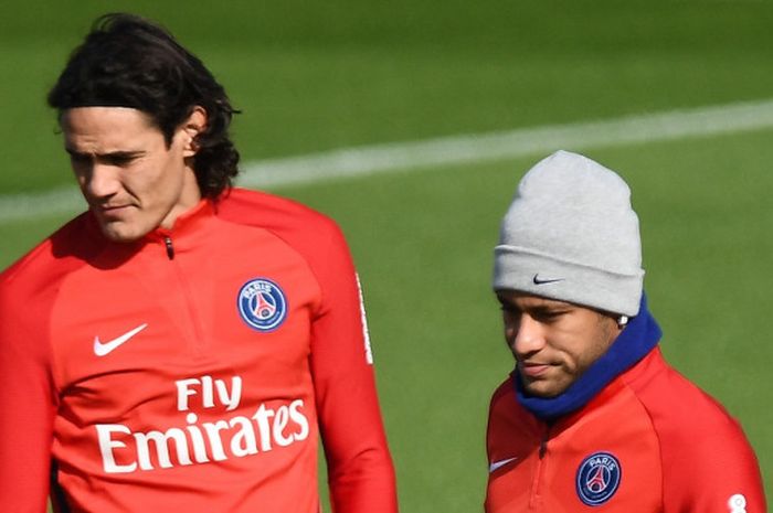 Striker Paris Saint-Germain, Edinson Cavani (kiri) dan Neymar, menjalani sesi latihan klub di Saint-Germain-en-Laye, Paris, Prancis, pada 21 September 2017.