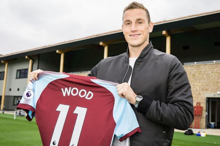 Striker anyar Burnley, Chris Wood, memamerkan seragam klub sebagai pemain baru.