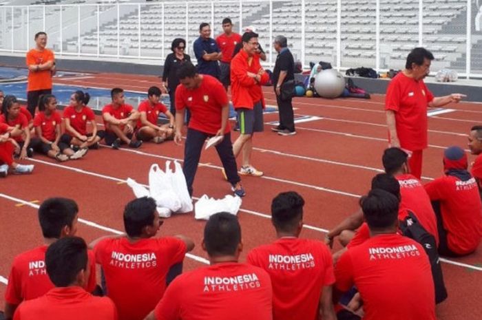 Ketua Umum PB PASI (paling kanan) memberikan pengarahan di sela latihan bersama di Stadion Madya, Senayan, Jakarta, Selasa (13/3/2018).