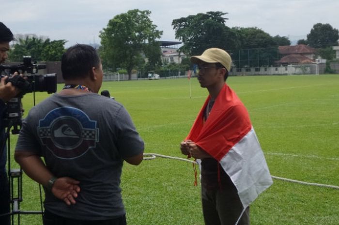 Suporter asal Jakarta yang bernama, Muhammad Fakhri, diwawancara salah satu televisi Tanah Air terkait dukungan langsung untuk timnas U-22 Indonesia pada SEA Games 2017 di Kuala Lumpur, Malaysia pada Rabu (23/8/2017).