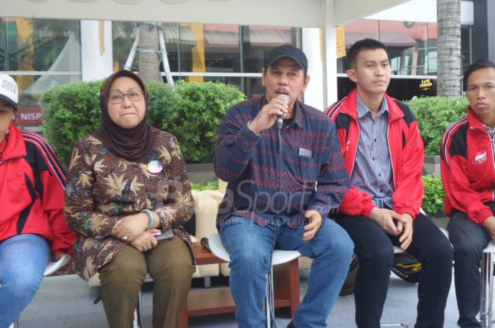 Ketua National Paralympic Committee DKI Jakarta, Welly Ferdinandus (tengah), didampingi oleh Deputi 3 Games Support Inapgoc, Adiati Nurdin (kedua dari kiri), dan atlet NPC, Dylan Abraham, Kusnanto, serta Maria Goreti Samiyati saat berbicara dalam acara sosialisasi Asian Para Games 2018 di Cilandak Town Square, Jakarta, pada 22 Desember 2017.