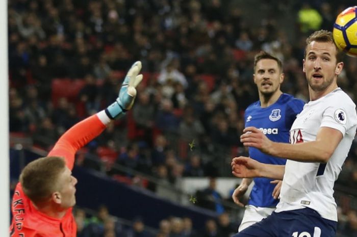 Harry Kane (kanan) saat mencetak gol Tottenham Hotspur ke gawang Everton dalam laga Liga Inggris di Wembley, London, 13 Januari 2018.