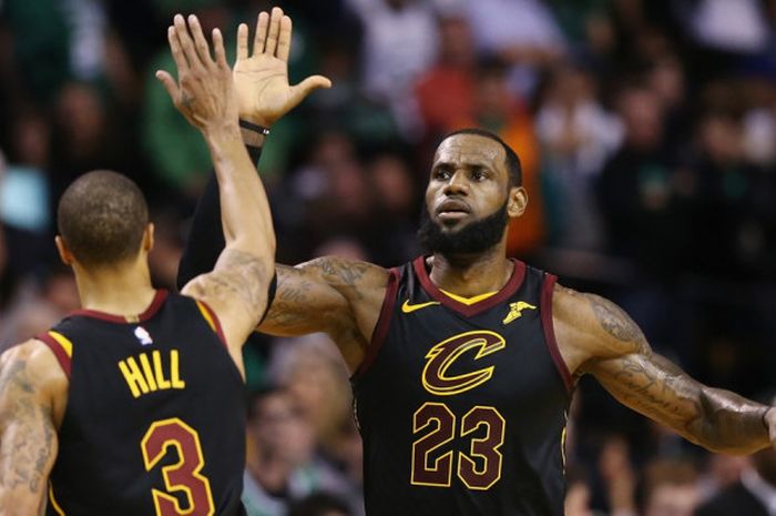 Pebasket megabintang Cleveland Cavaliers, LeBron James (#23), melakukan selebrasi tos dengan rekan setimnya, George Hill, pada laga gim ketujuh final Wilayah Timur NBA 2018 yang mempertemukan mereka dengan Boston Celtics, di TD Garden, Boston, Massachusetts, Amerika Serikat, Senin (28/5/2018).