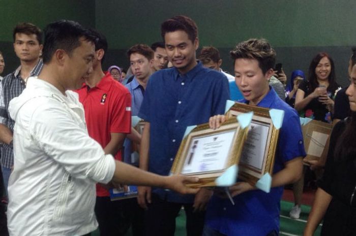 Menpora Imam Nahrawi membagikan bonus kepada Liliyana Natsir di kawasan kantor Kemenpora, Selasa (4/9/2018).