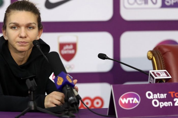 Petenis putri Rumania, Simona Halep, bicara kepada media setelah menyelesaikan laga perempat final turnamen Qatar Open 2018 di Doha, Jumat (16/2/2018).