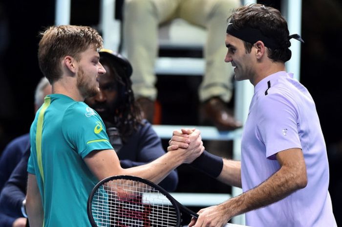 Petenis tunggal putra Belgia, David Goffin (kiri), bersalaman dengan petenis Swiss, Roger Federer, seusai laga semifinal ATP Finals 2017 yang berlangsung di O2 Arena, London, Inggris, Sabtu (18/11/2017). Goffin menang 2-6, 6-3, 6-4.