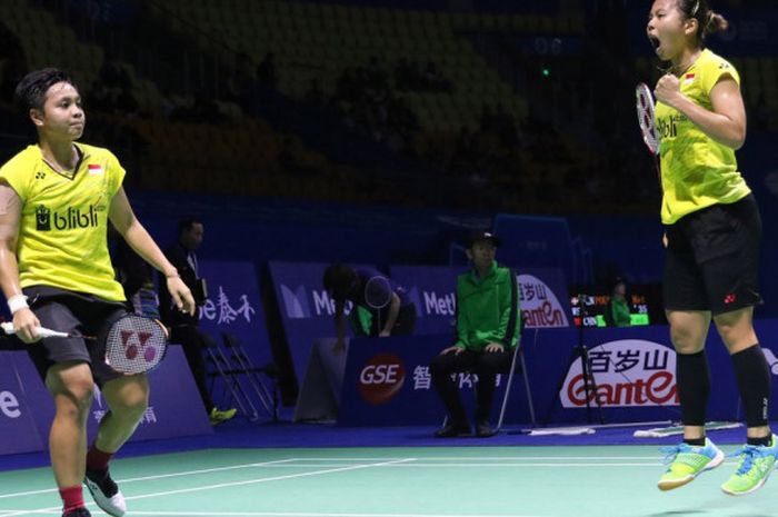 Greysia Polii (kanan) dan Apriyani Rahayu di babak pertama China Open 2017 di Fuzhou, China, pada Rabu (15/11/2017) saat melawan ganda putri Korea Selatan, Kim Hye-rin/Lee So-hee.