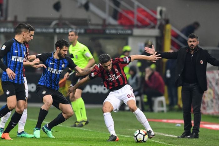 Bek kiri AC Milan, Ricardo Rodriguez (kanan), berduel dengan gelandang Inter Milan, Antonio Candreva, dalam laga Liga Italia di Stadion San Siro, Milan pada 4 April 2018.