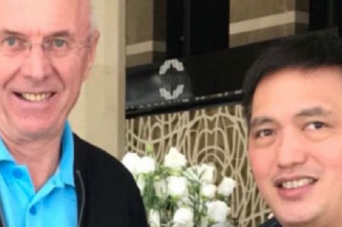 Sven-Goran Eriksson dan Manajer Timnas Filipina Dan Palami berfoto usai mencapai kesepakatan.