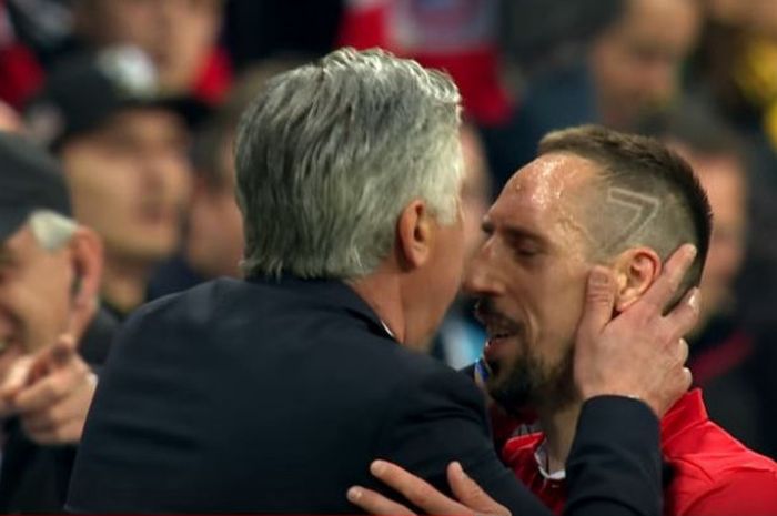 Pelatih Bayern Muenchen Carlo Ancelotti memberi kecupan menenangkan untuk Franck Ribery yang sedang marah.