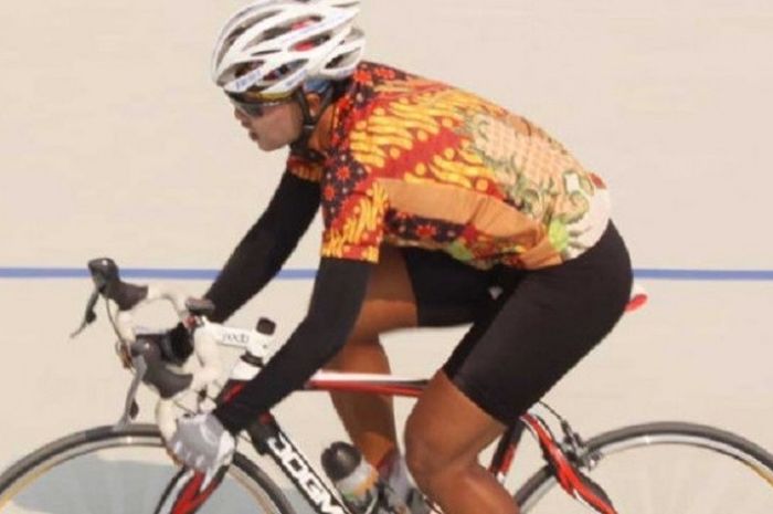 Pebalap sepeda putri wakil DKI Jakarta, Uyun Muzizah, ketika sedang berlaga pada nomor Individual Time Trial (ITT) PON 2016 yang berlangsung di Velodrome Cimahi, Jawa Barat, Rabu (28/9/2016).