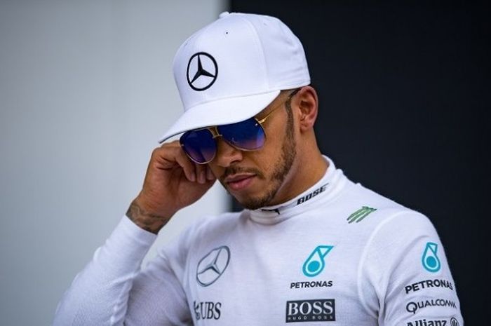 Pebalap Mercerdes, Lewis Hamilton, sedang keluar dari garasi sertelah menjalani sesi latihan bebas pertama GP Abu Dhabi yang berlangsung di Sirkuit Yas Marina, Jumat (25/11/2016).