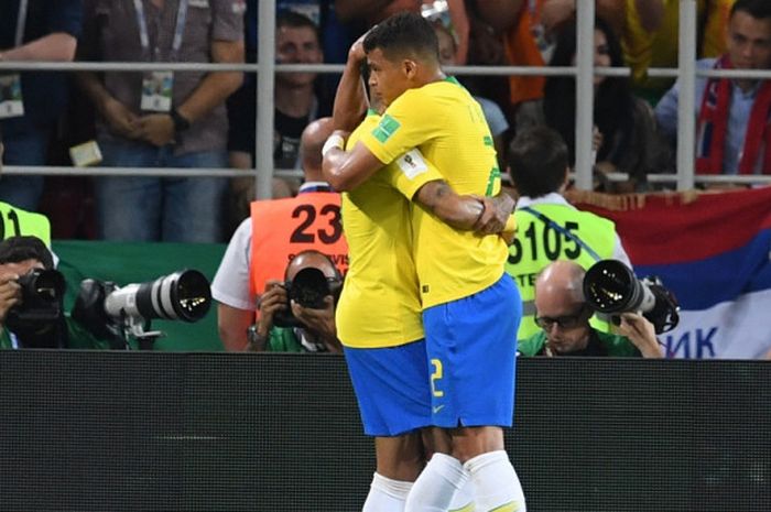 Bek Brasil, Thiago Silva (kanan), merayakan gol yang dicetak bersama Neymar dalam laga Grup E Piala Dunia 2018 kontra Serbia di Spartak Stadium, Moskow, Rusia pada 27 Juni 2018.