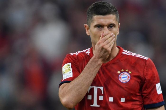 Ekspresi penyerang Bayern Muenchen, Robert Lewandowski, setelah timnya mengalami kekalahan melawan Borussia Moenchengladbach pada laga lanjutan Liga Jerman di Allianz Arena, Sabtu (7/10/2018) malam WIB.