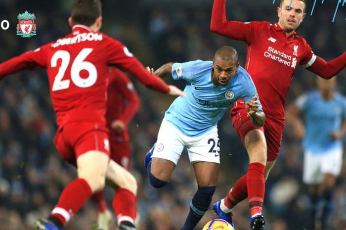 Gelandang Manchester City, Fernandinho (tengah), berduel dengan pemain Liverpool FC, Andrew Robertson (kiri) dan Jordan Henderson, dalam laga Liga Inggris di Stadion Etihad, Manchester pada 3 Januari 2018.