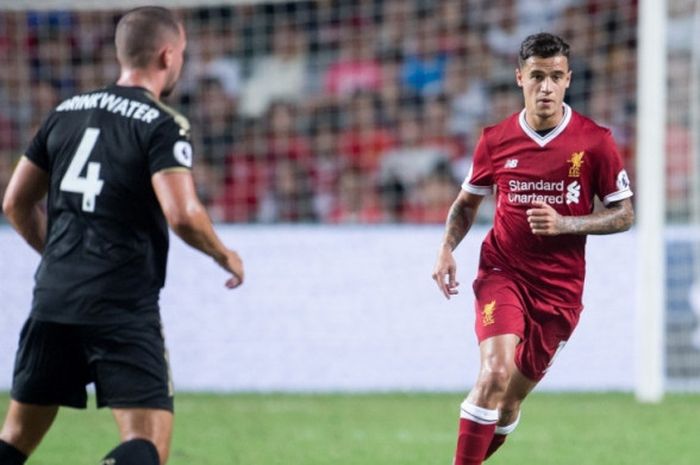 Aksi Philippe Coutinho (kanan) dalam partai Premier League Asia Trophy antara Liverpool versus Leicester City di Hong Kong, 22 Juli 2017.