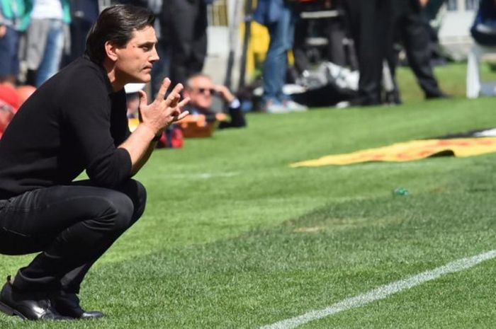 Ekspresi pelatih AC Milan, Vincenzo Montella, dalam pertandingan Liga Italia kontra Inter Milan di Stadion San Siro, Milan, 15 April 2017.