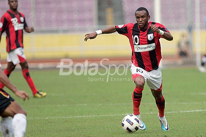 Aksi gelandang Persipura, Zah Rahan, saat melawan wakil India, East Bengal, dalam laga Piala AFC di 