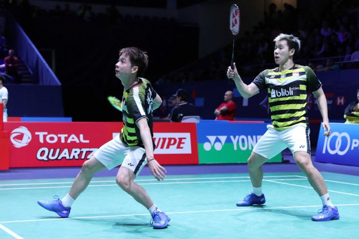 Aksi Marcus Fernaldi Gideon dan Kevin Sanjaya Sukamuljo saat tampil pada babak perempat final French Open 2018 yang digelar pada Jumat (26/10/2018) petang waktu setempat.