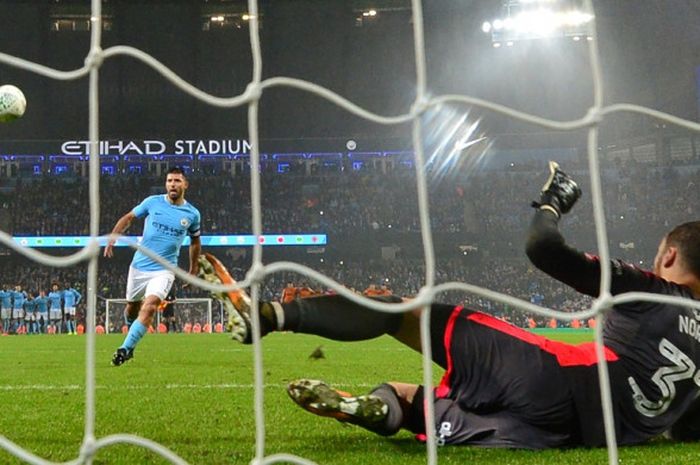 Striker Manchester City, Sergio Aguero, mencungkil bola saat menendang penalti dalam laga babak keempat Piala Liga Inggris kontra Wolverhampton Wanderers di Stadion Etihad, Manchester, pada 24 Oktober 2017.